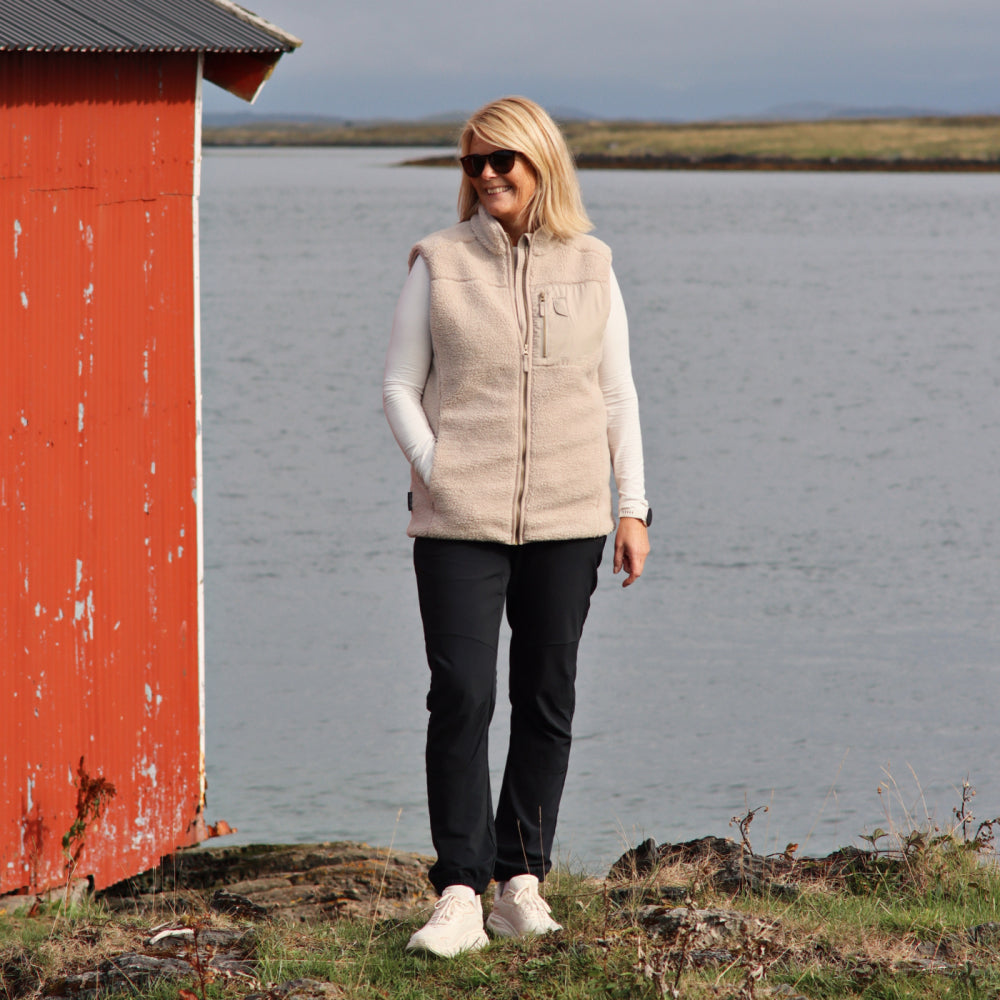 Less Layers Relax Fleece Varmevest – Dame (Beige)